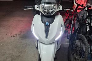 Scooter Beverly  300 hpe ie anno 2022 km 3000