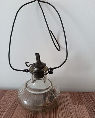 Antico, piccolo, lume a olio