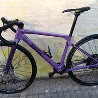 Gravel in Carbonio BMC Urs 01 ONE SRAM Rival elett