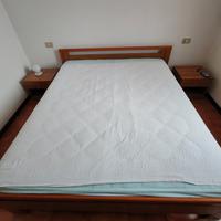 Letto matrimoniale e 2 comodini 