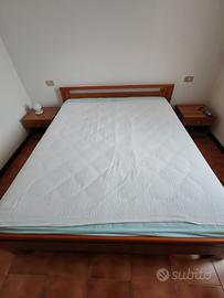 Letto matrimoniale e 2 comodini 