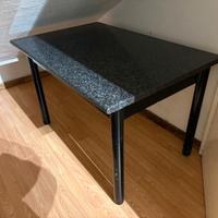 Piano in marmo/granito resistente (non laminato)
