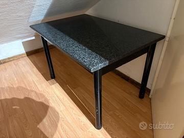 Piano in marmo/granito resistente (non laminato)