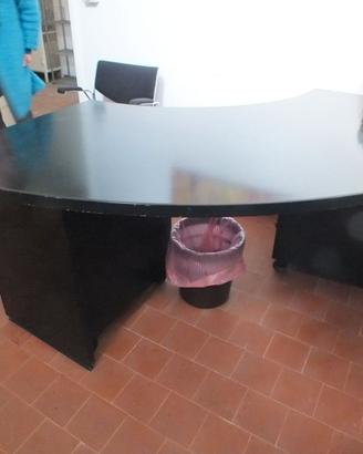 Scrivania per ufficio curva e cassettiera Tecno