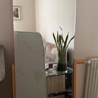 Specchio da terra con supporto in legno