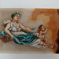 Scatola Decò in alabastro dipinto. Venere ed Eros