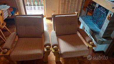 2 Poltrone in legno massello braccioli imbottiti