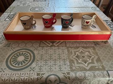 Set di 4 tazze con cucchiaino + vassoio in legno
