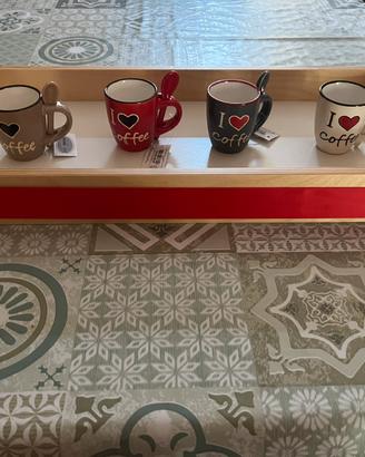 Set di 4 tazze con cucchiaino + vassoio in legno