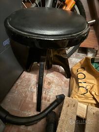 Pianoforte, sgabello innlegno e pelle