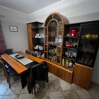 Credenza, tavolo e sedie 