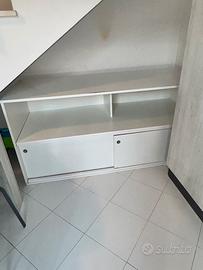 Mobile bianco con ante scorrevoli