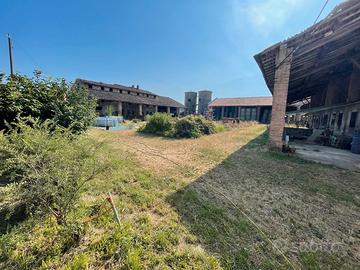 Rustico di ampia metratura fronte strada