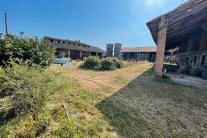 Rustico di ampia metratura fronte strada