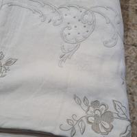 Copriletto in lino lavorato a mano