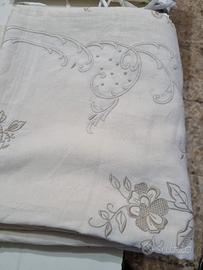 Copriletto in lino lavorato a mano