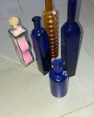 6 bottiglie colorate/ 2 sfere vetro