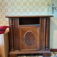 Mobile con 2 ante in legno. Stile vintage