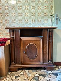Mobile con 2 ante in legno. Stile vintage