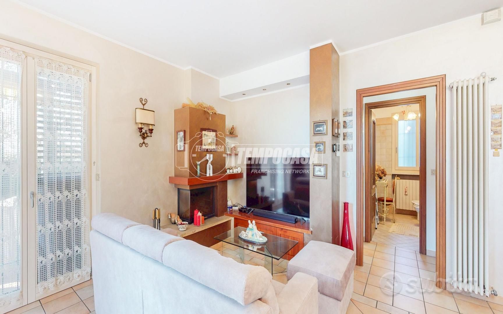 VILLA INDIPENDENTE, LIBERA SU TRE LATI, IN VIA PIA - Vista 5