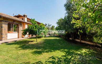 Villa Unifamiliare Indipendente con Ampio Giardino