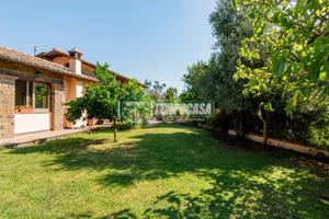 Villa Unifamiliare Indipendente con Ampio Giardino