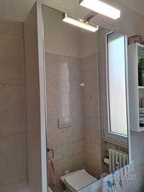 Mobile bagno con specchio esterno e luce