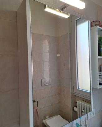 Mobile bagno con specchio esterno e luce