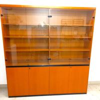 Elegante libreria in noce con ante in vetro