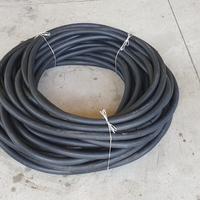 Tubo in gomma flessibile e resistente.