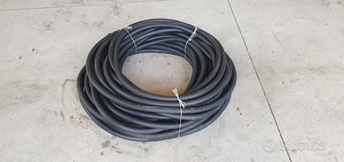 Tubo in gomma flessibile e resistente.