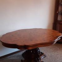 Tavolo in legno intarsiato