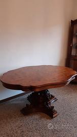Tavolo in legno intarsiato