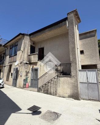 CASA SEMINDIPENDENTE A CERVINARA