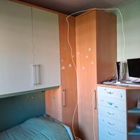 Guardaroba a due scomparti sovrapposti