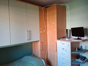 Guardaroba a due scomparti sovrapposti