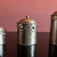 Contenitori etnici in metallo.