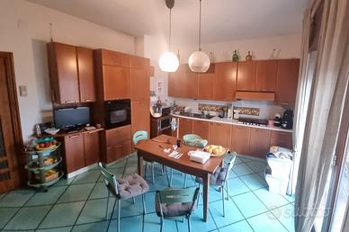 Cucina completa di elettrodomestici tavolo e 6 sed
