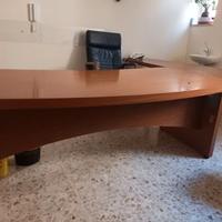 scrivania con cassettiera e penisola tonda
