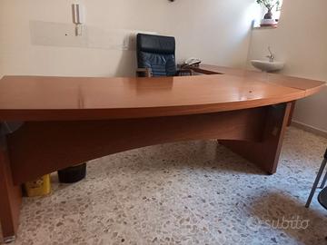 scrivania con cassettiera e penisola tonda