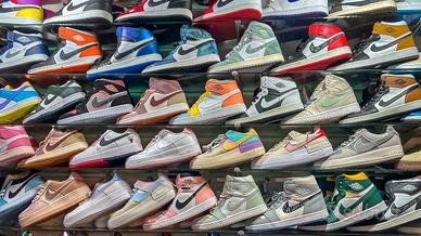 Sneakers Nike di vari modelli.