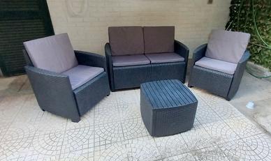 Divanetto con poltrone e tavolino da giardino