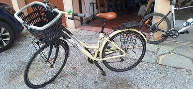 City bike  da donna con seggiolino bimbi e cestino