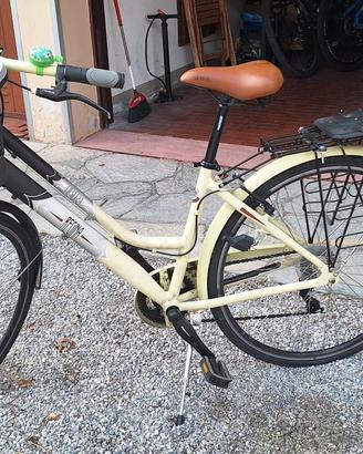 City bike  da donna con seggiolino bimbi e cestino