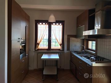 Cucina completa grande e spaziosa