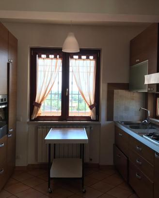 Cucina completa grande e spaziosa