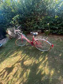 Bici da passeggio rossa (con le marcie)