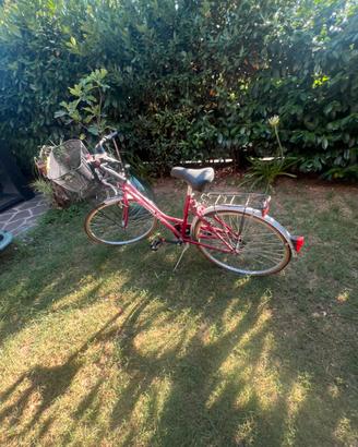 Bici da passeggio rossa (con le marcie)