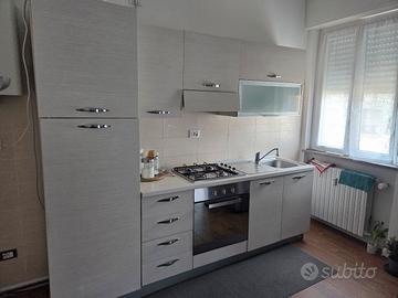  cucina attrezzata con tavolo e sedie