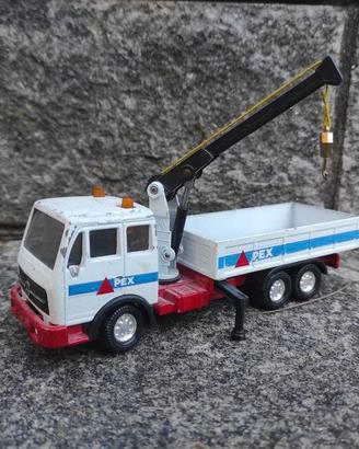 Camioncino con gru